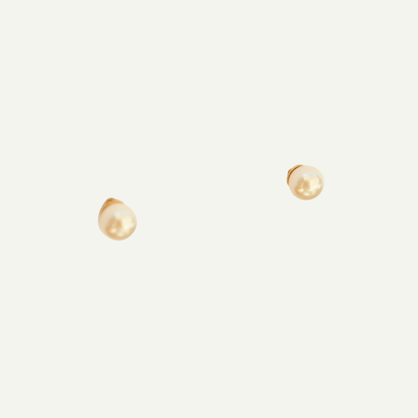 Classic pearl stud earrings