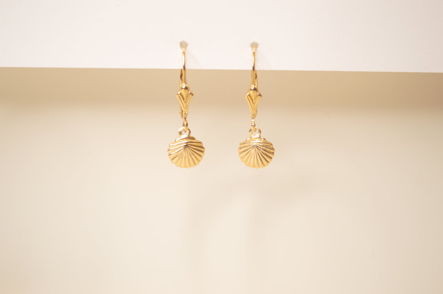 Clam Shell Leverbacks