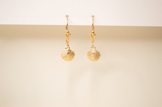 Clam Shell Leverbacks